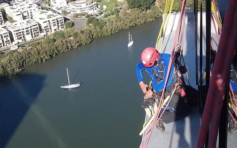 abseiling-on-riverfront-building