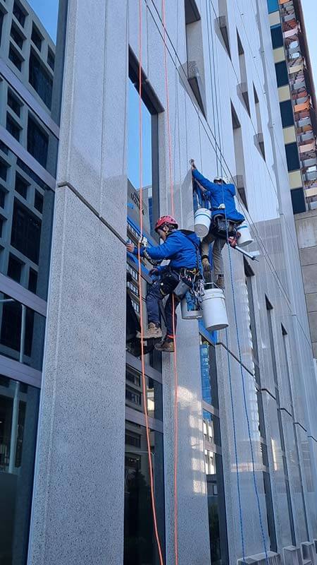 repairing-windows-using-rope-access