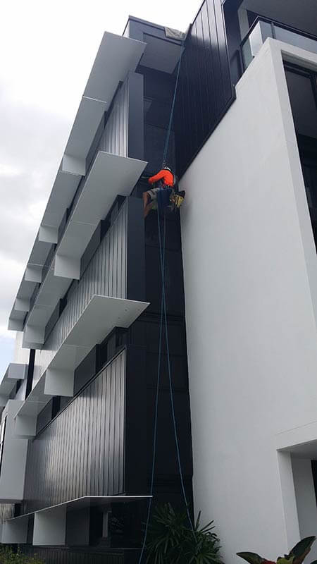 rope-access-builder-painting-modern-building